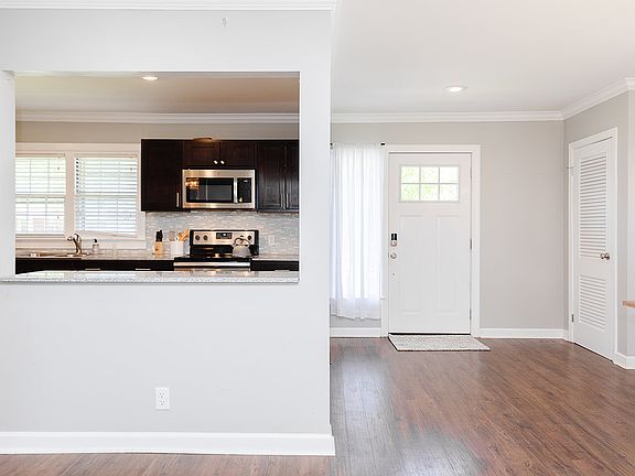 4th image of 217 Woodlawn Ave