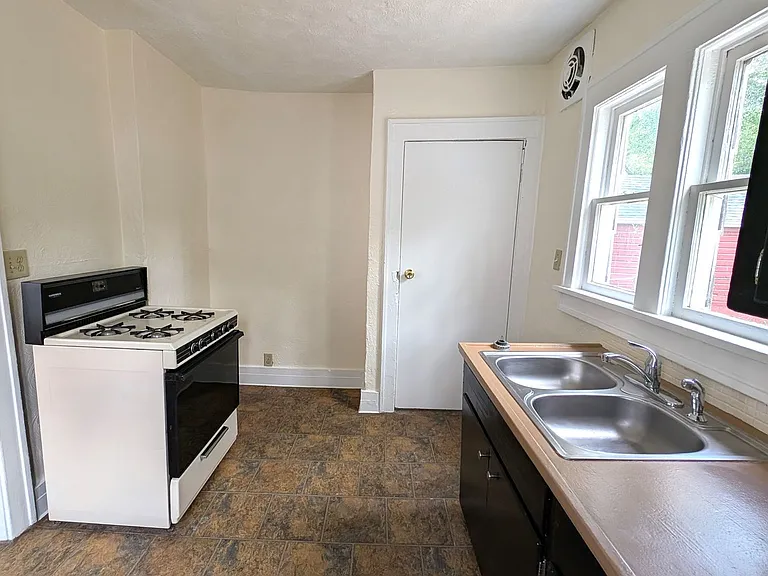 1868 Manz St — Photo 3