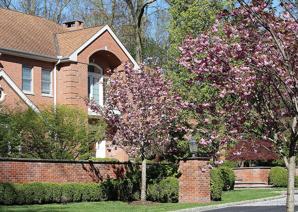 2nd image of 10 Gray Oaks Ln