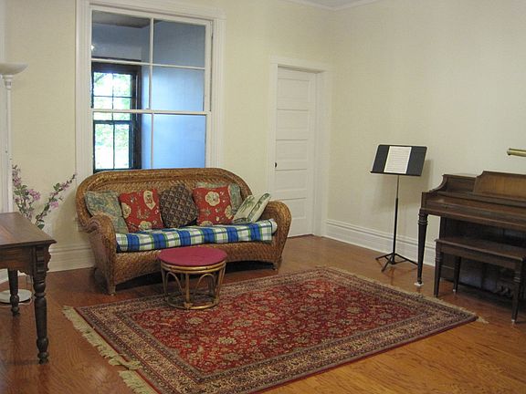 4th image of 923 Asbury Ave