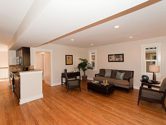 5th image of 2083 N Glencoe St