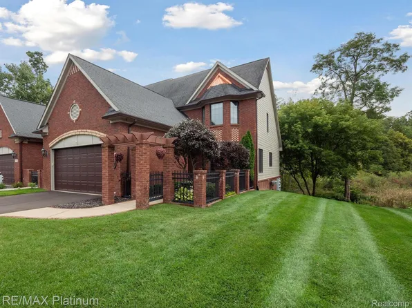 3583 Bay Harbor Dr, Brighton, MI 48114