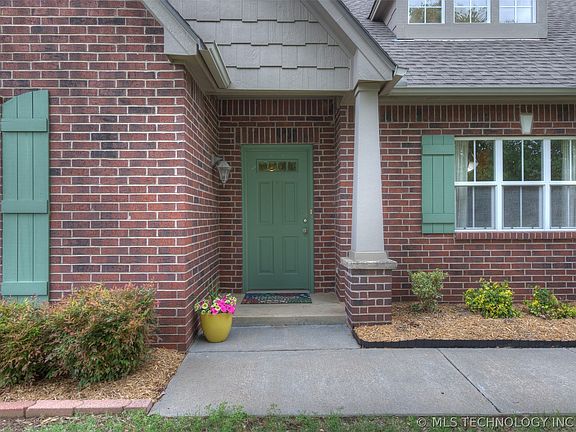 3rd image of 221 Waterford St