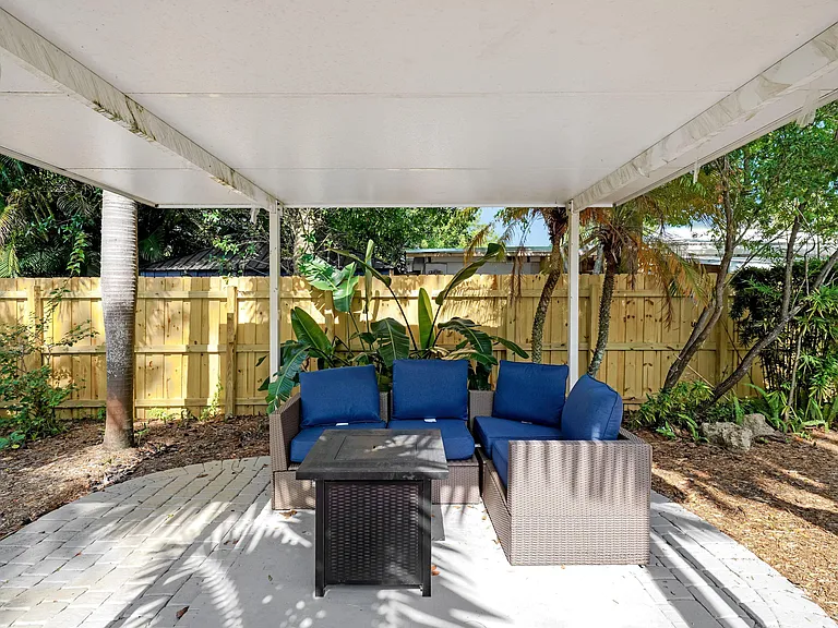 401 NW 21st Ct — Photo 40