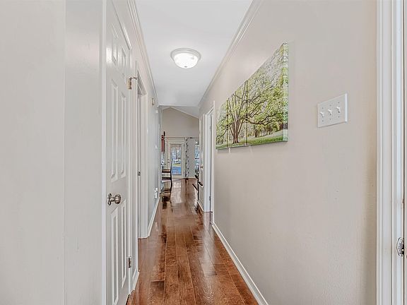 3rd image of 32 Pin Oak Loop