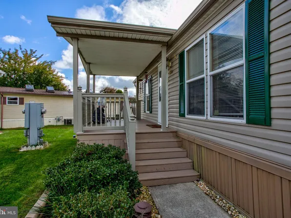 106 Falcon Ct, Lancaster, PA 17603