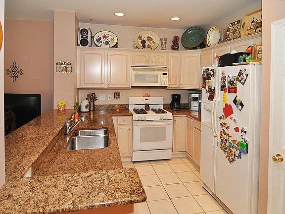 KITCHEN WITH GRANITE COUNTERS 