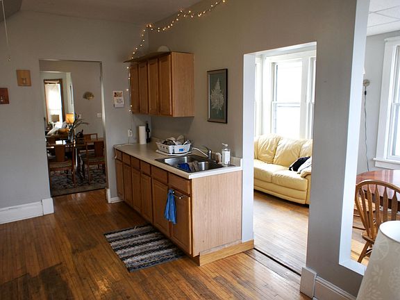 A lot of natural light that shines in.