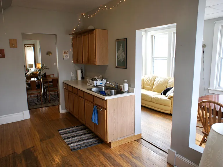 A lot of natural light that shines in.