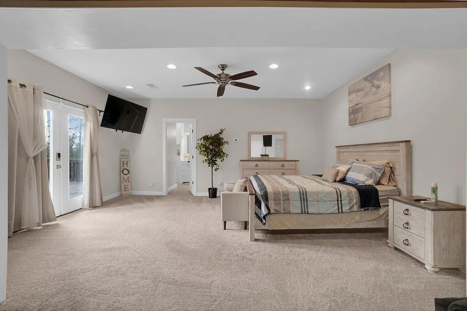 6 bed, 4.0 bath, $13,636 — Photo 4