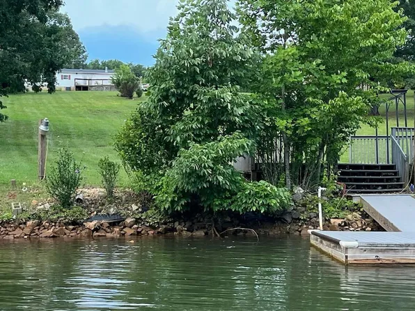 381 Browns Point Dr, Moneta, VA 24121