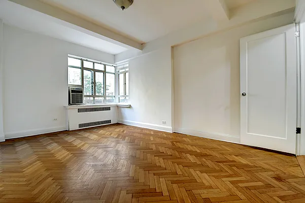 Rented by Urbane Brokerage | media 62