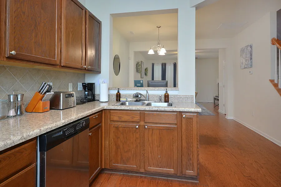 2 bed, 2.5 bath, 1362 sqft, $1,700 — Photo 4