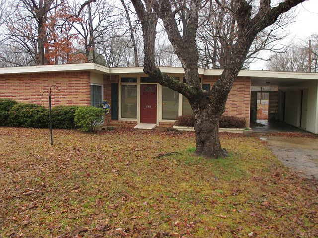 1st image of 1006 Woodlawn St