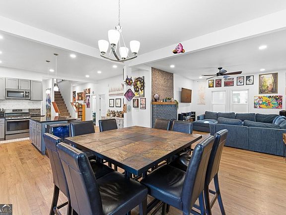 5th image of 902 Gaston St SW