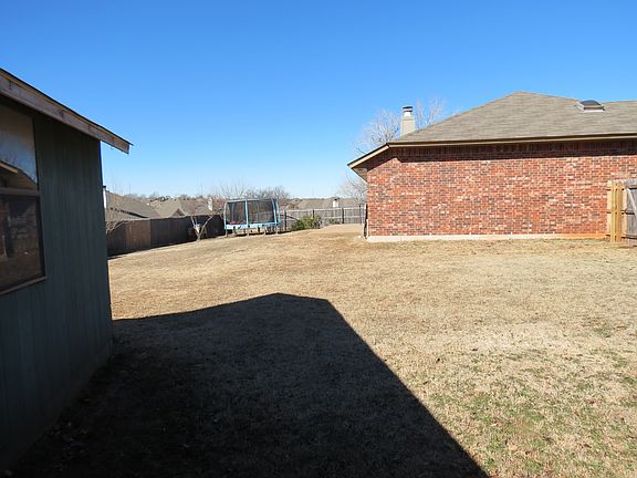 Lrg yard w/stor bldg