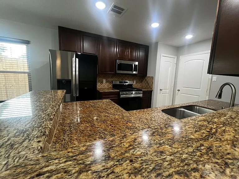 25314 Laurel Green St — Photo 11