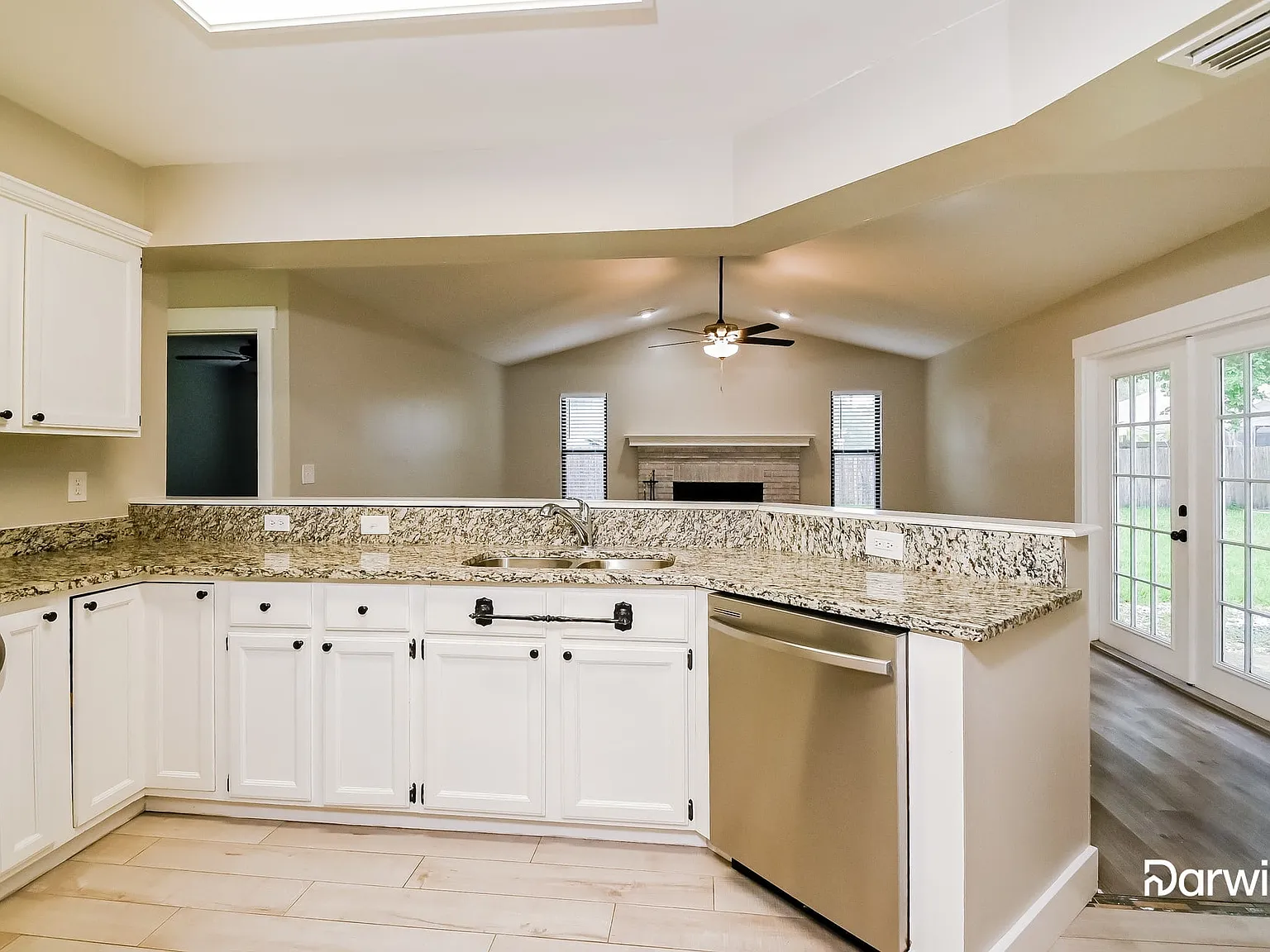 4 bed, 2.0 bath, 2035 sqft, $2,525 — Photo 2