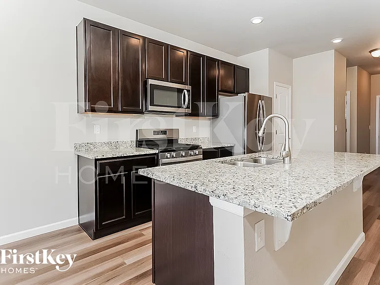 1902 Villageview Ln — Photo 8