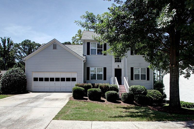 1st image of 318 Silverthorn Dr NW