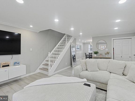 3rd image of 9938 Alicia St