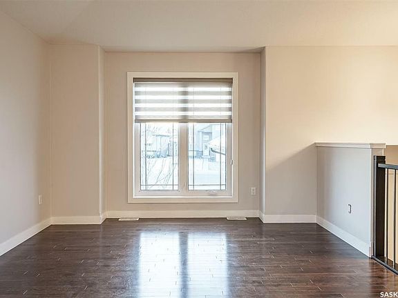 3rd image of 727 Hargreaves Cres