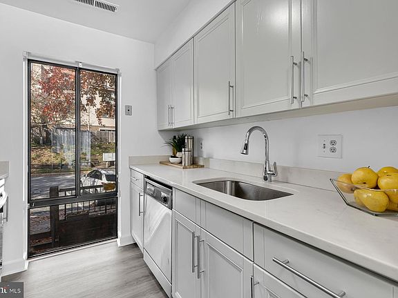4th image of 3061 Hawthorne Dr NE #3061