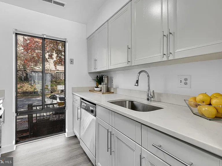 3061 Hawthorne Dr NE #3061 — Photo 4