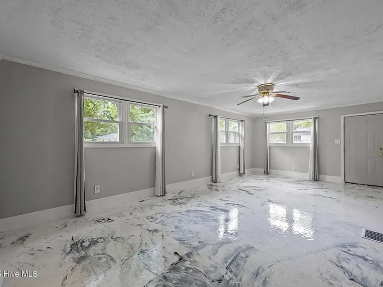 613 Maple St — Photo 8