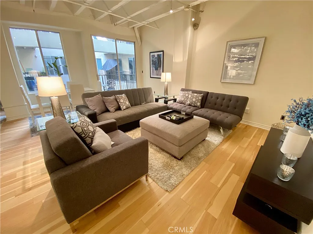 1 bed, 840 sqft, $2,000 — Photo 3