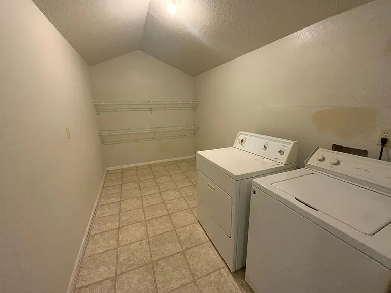 1605 Steamboat Ln — Photo 25
