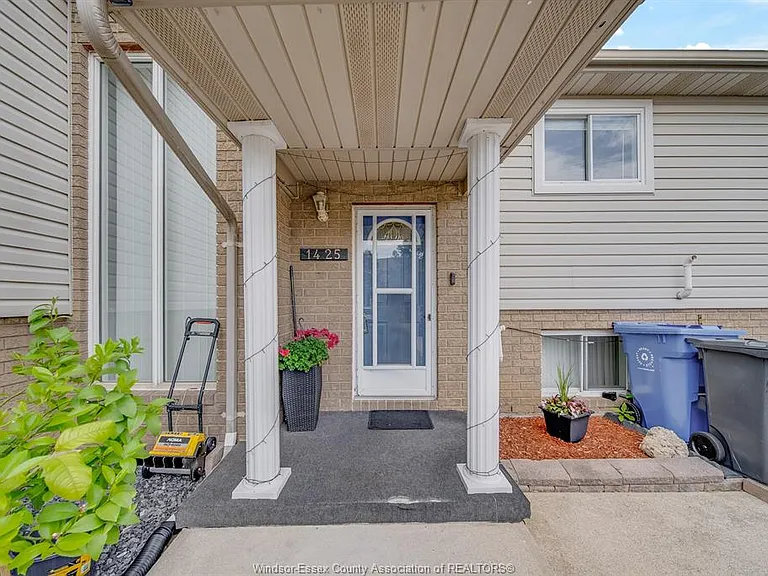 1425 Mickaila Cres — Photo 2