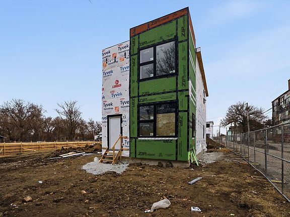 3rd image of 1331 Shields Ave