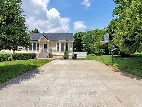 3rd image of 302 Woodberry Ln