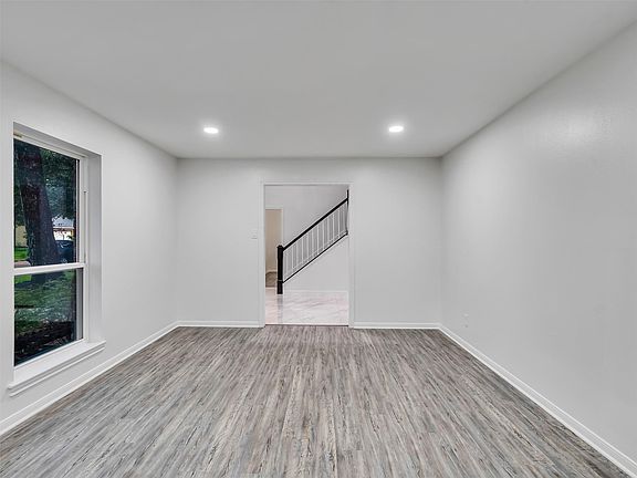 5th image of 4023 Laverock Rd