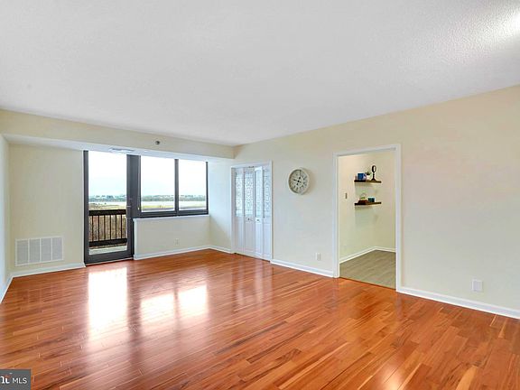 4th image of 1805 Crystal Dr APT 910S