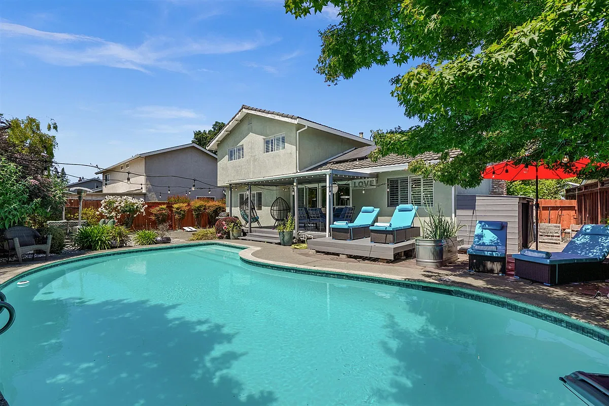 5 bed, 2.5 bath, 1968 sqft, $8,000 — Photo 1
