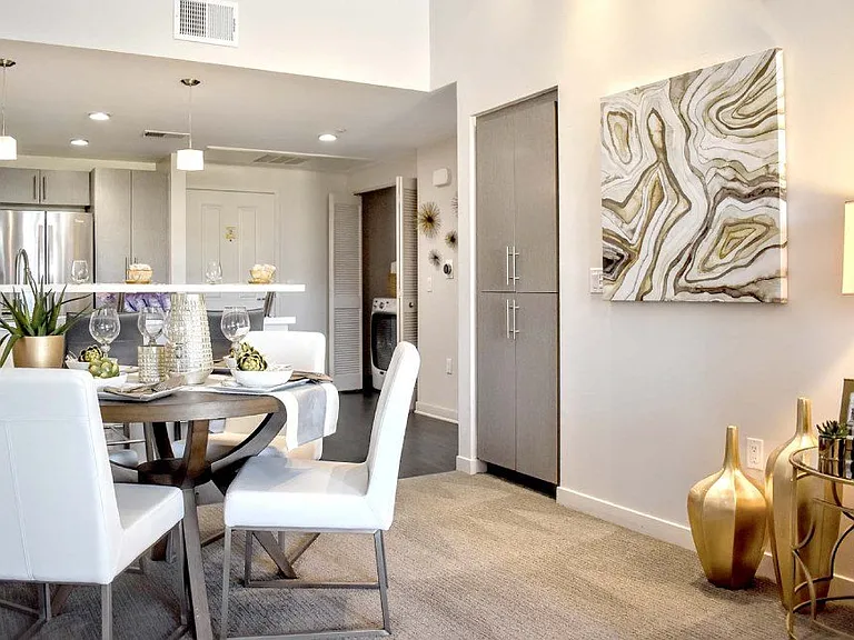 360 Luxury Apartments — Photo 39