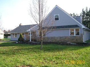 10 Four Leaf Rd, Levittown, PA 19056