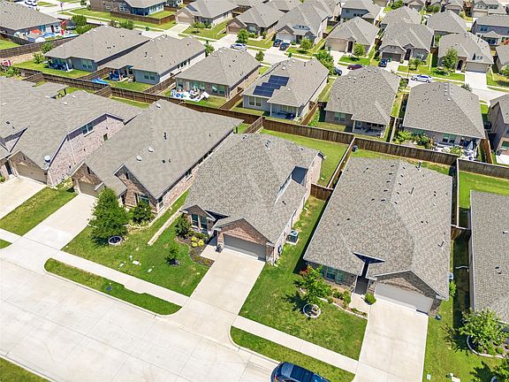 3rd image of 4727 Bluffview Dr