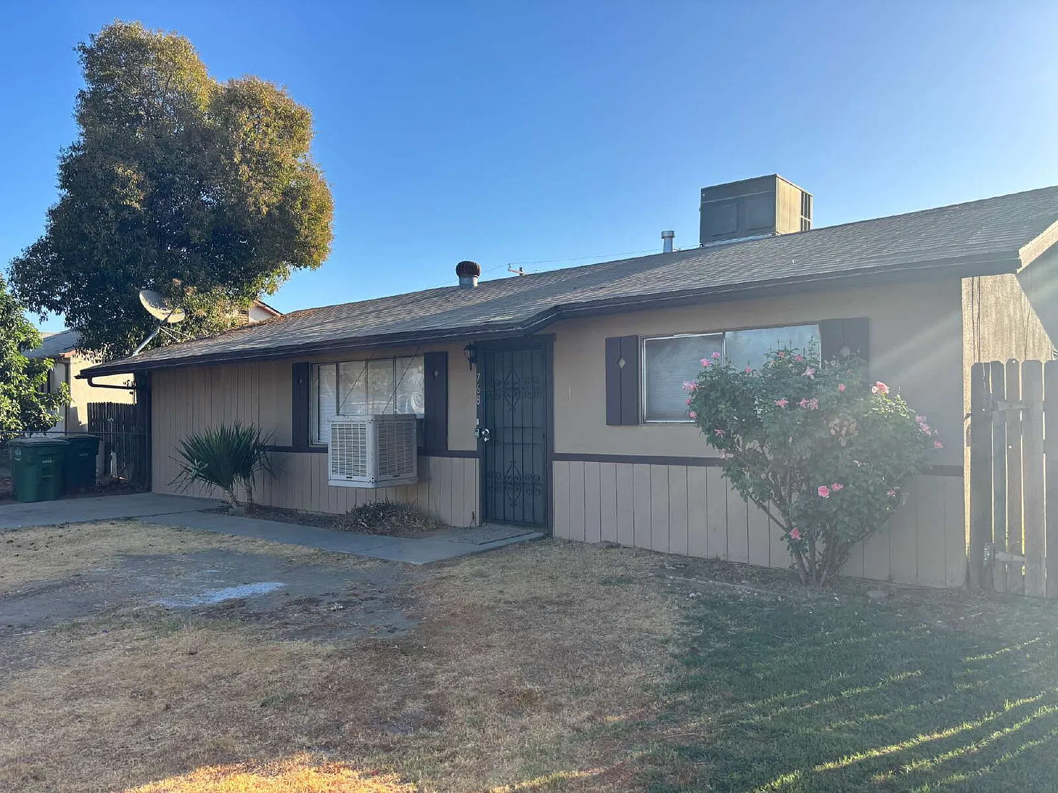 3 bed, 1.0 bath, $1,650 — Photo 2