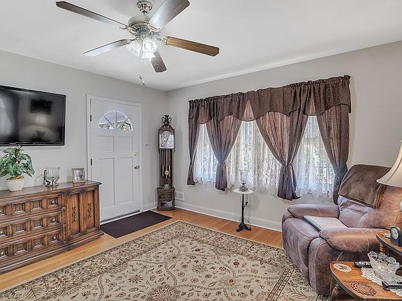 4th image of 406 Marie Ave