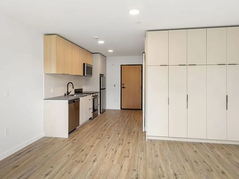 CHRONICLE: Stylish Wallingford Studios with Full Appliance Package & Premium Amenities — Photo 24