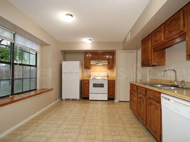 1905 Meadowbrook Dr — Photo 7