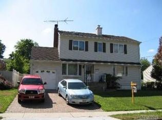 2238 Plum Tree Rd N, Westbury, NY 11590