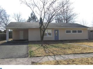 20 Sweetbriar Ln, Levittown, PA 19055