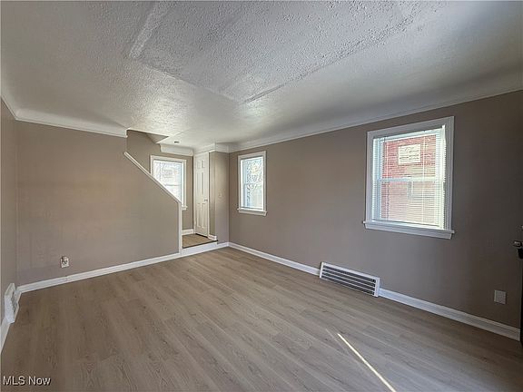 4th image of 17404 Throckley Ave