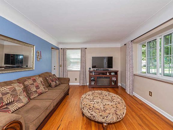 3rd image of 8822 Cottonwood Dr
