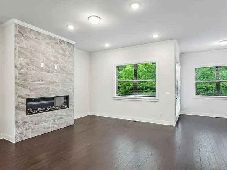 687 Avondale Creek Dr — Photo 4
