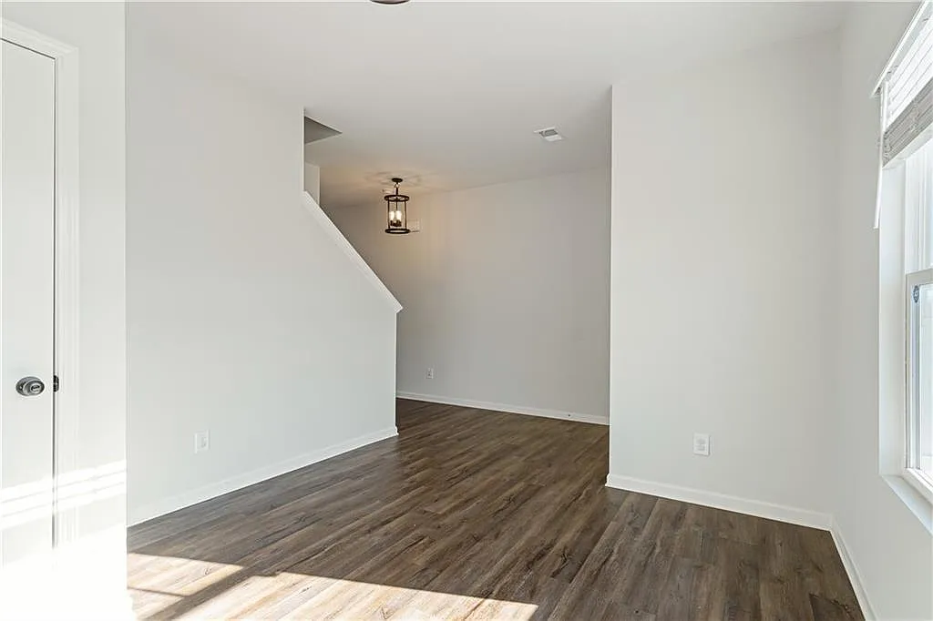 4 bed, 2.5 bath, 2684 sqft, $2,600 — Photo 4